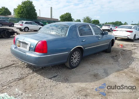 2003 Lincoln Town Car Executive z USA, uszkodzony, nr VIN 1LNHM81W23Y634095